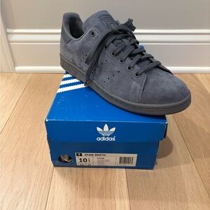 Adidas Gray Sneakers Classic Low-Top Design
